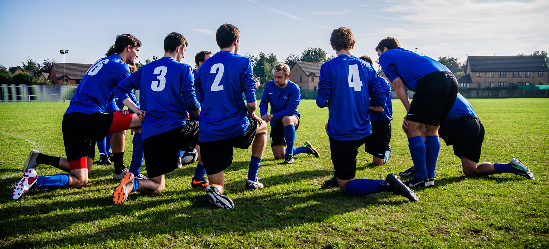 Ein Jugendtrainer mitten in der Besprechung mit seinem Team.