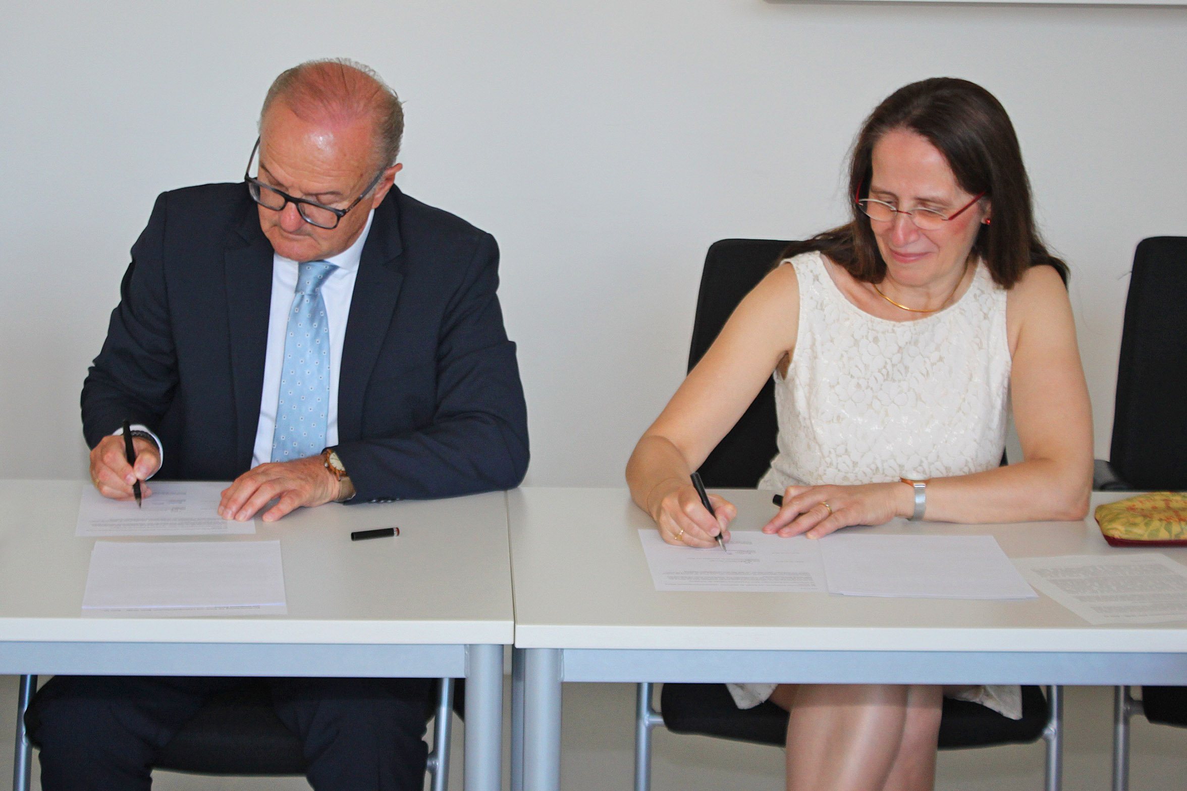 Franz Michael Binninger und Direktorin Götze des SLZB signieren Kooperationsvereinbarung