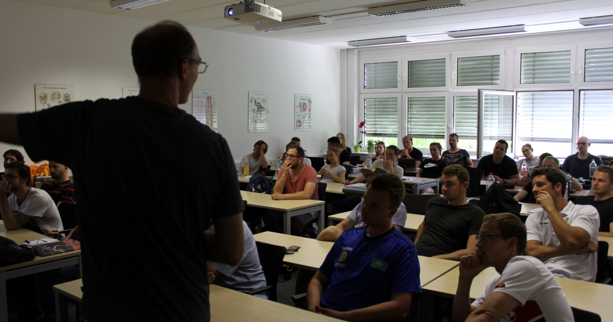 Gerrit Keil vor Studierendengruppe