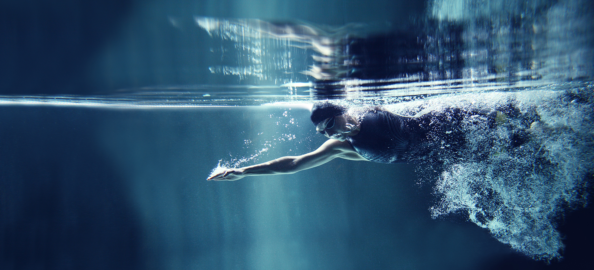 Unterwasser-Perspektive eines kraulenden Schwimmers