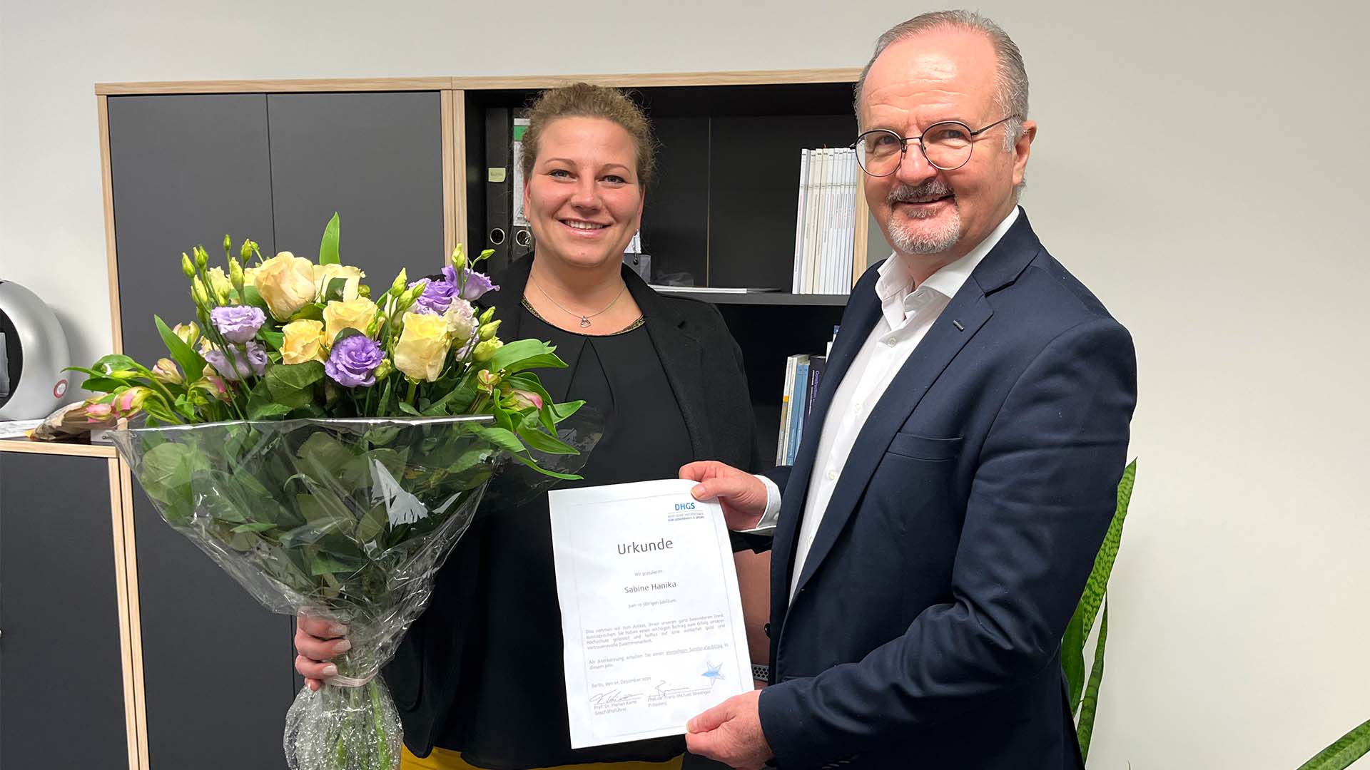Prof. Dr. Franz-Michael Binninger gratuliert DHGS-Kanzlerin Sabine Hanika zum 10-jährigen Jubiläum.
