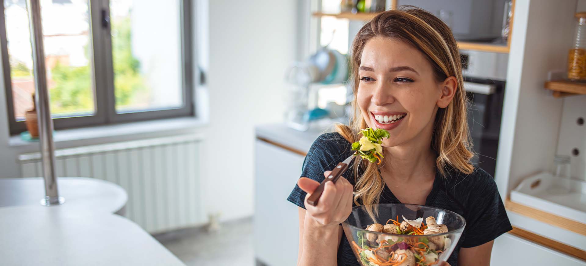 Frau ernährt sich gesund und isst Salat