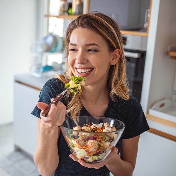 Frau ernährt sich gesund und isst Salat