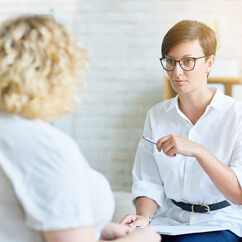 Suchtberaterin berät Patientin.