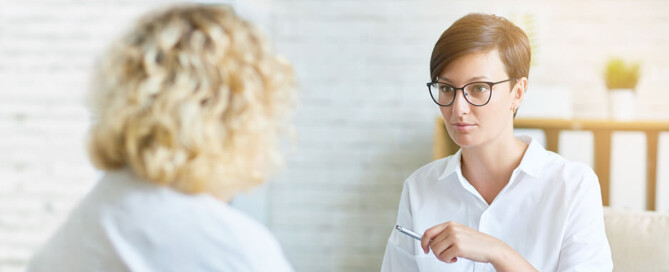 Suchtberaterin berät Patientin.