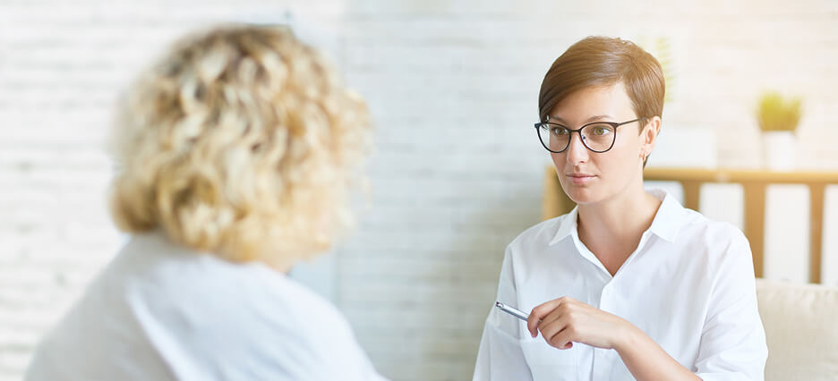 Suchtberaterin berät Patientin.