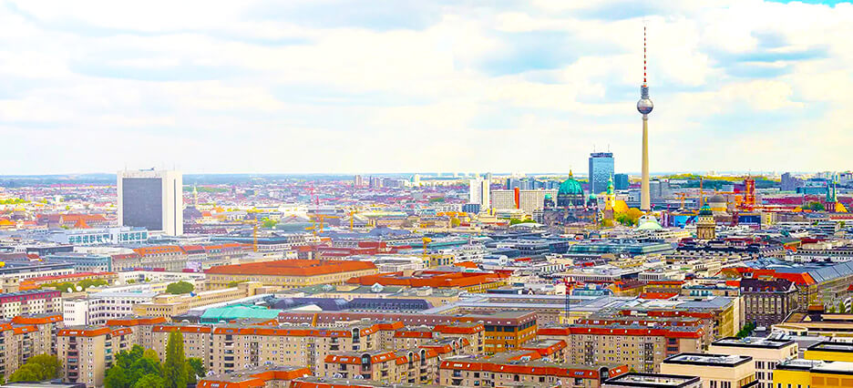 Ausblick auf den Fernsehturm und die Dächer von Berlin.