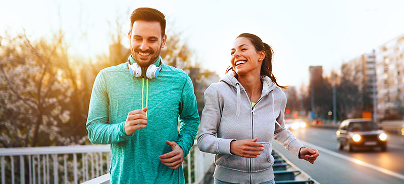 Mann und Frau beim Jogging.