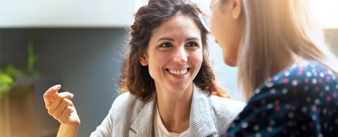 Zwei Frauen im Beratungsgespräch