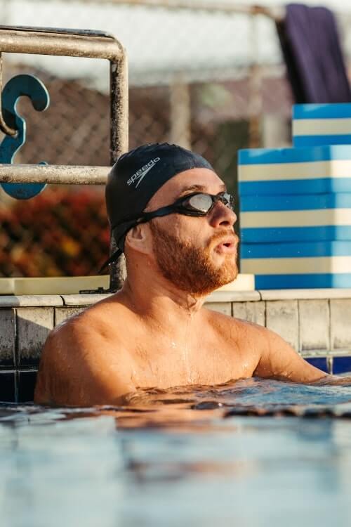 Männlicher Schwimmer bereitet sich mental auf den Wettkampf vor