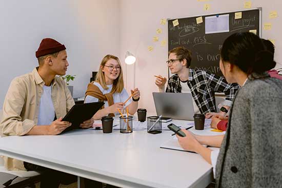 Gruppe in Büro im Gespräch