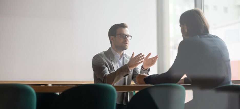 Ein Bewährungshelfer im Gespräch mit einem ehemaligen Straftäter. Ein Bewährungshelfer im Gespräch mit einem ehemaligen Straftäter.