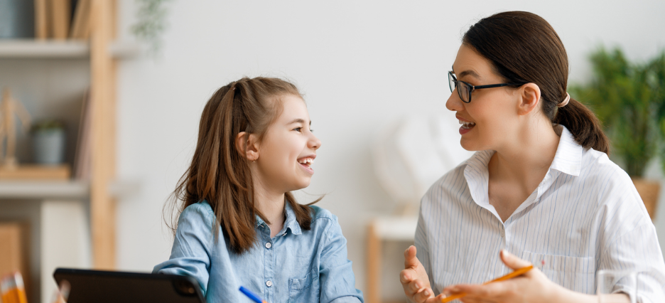 Eine Sozialarbeiterin erklärt einem jungen Mädchen etwas zur Aufmunterung. Eine Sozialarbeiterin erklärt einem jungen Mädchen etwas zur Aufmunterung.