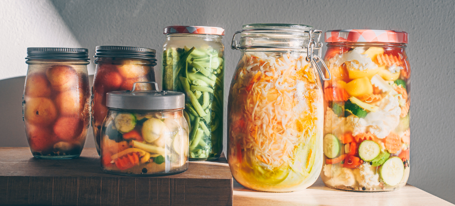 Fermentiertes Gemüse in Gläsern. Fermentiertes Gemüse in Gläsern.