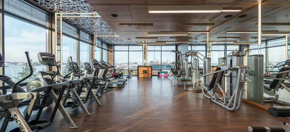 Blick auf die Geräte eines hellen und modernen Fitnessstudios. Blick auf die Geräte eines hellen und modernen Fitnessstudios.