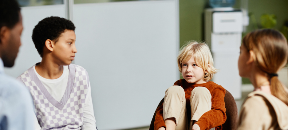 Ein Psychologe leitet eine Therapiestunde für Kinder.