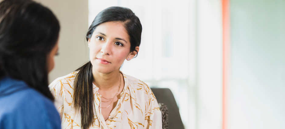Klinische Psychologin in einer Sitzung mit einer Klientin.