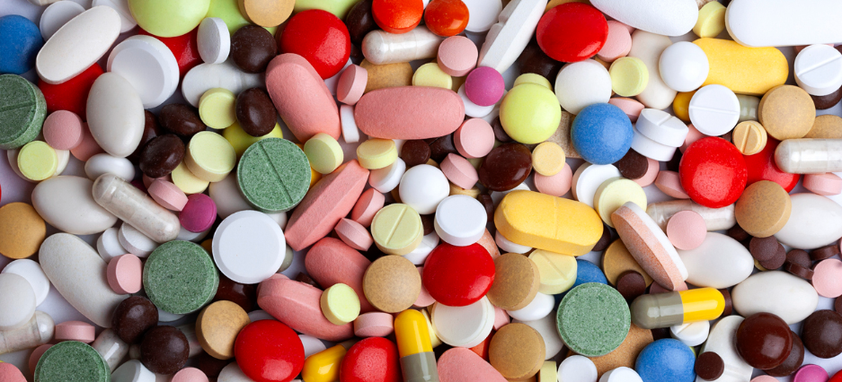 Medikamentenansammlung in sämtlichen Farben und Formen.