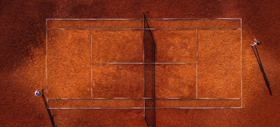 Auf dem Court zeigen zwei Tennisprofis puren Leistungssport, während sie völlig in ihr strategisches Duell vertieft sind. Auf dem Court zeigen zwei Tennisprofis puren Leistungssport, während sie völlig in ihr strategisches Duell vertieft sind.