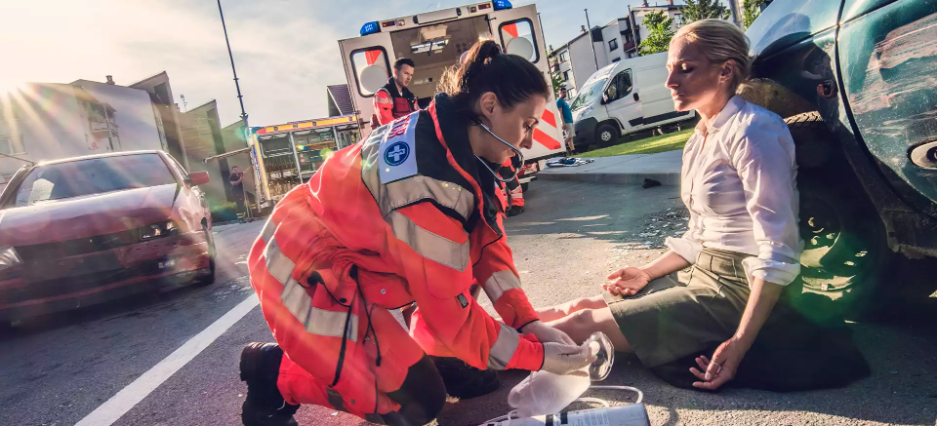 Retttungsdienstmitarbeiterin leistet Erste Hilfe bei einem Unfallopfer. Retttungsdienstmitarbeiterin leistet Erste Hilfe bei einem Unfallopfer.