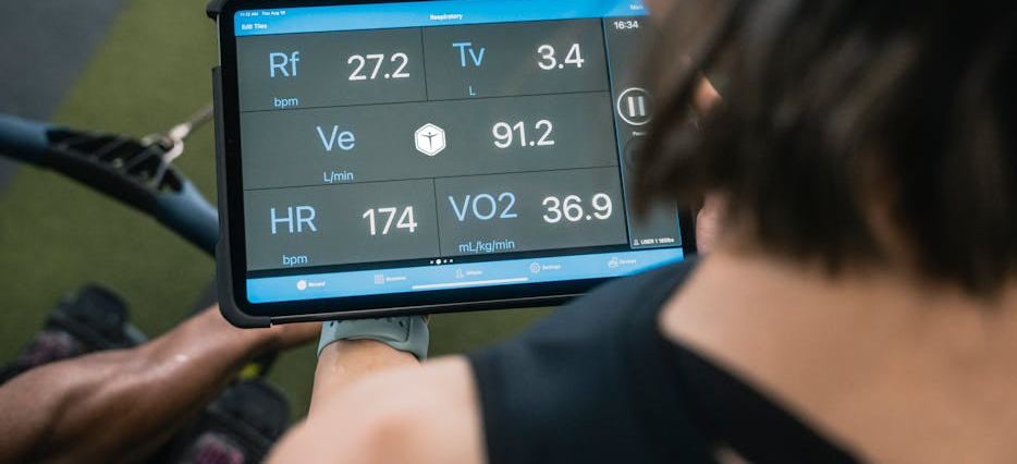 Ein Sportpsychologe überprüft die Vitalwerte seines Klienten nach Beendung eines Sporttests.