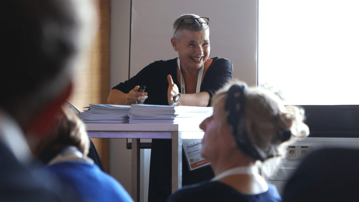 Eva Jambor hält begeistern einen Vortrag zur Positiven Psychologie im Bildungskontext.