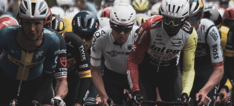 Profiradrennfahrer Luca Dressler umgeben von anderen Bikern auf der Strecke. Profiradrennfahrer Luca Dressler umgeben von anderen Bikern auf der Strecke.