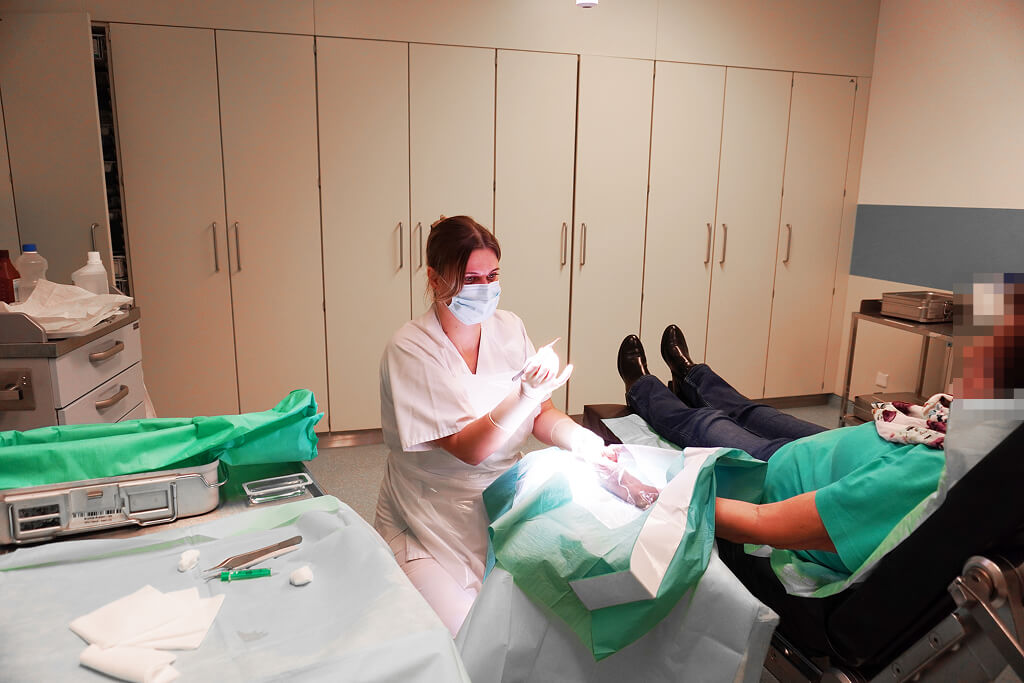 Physician Assistant nimmt Eingriffe bei OP selbständig vor - hier Splitterentfernung