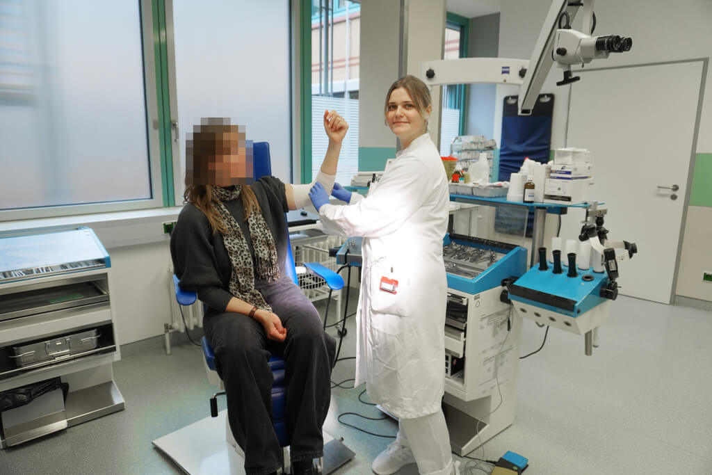 Physician Assistant legt Patientin einen Verband an