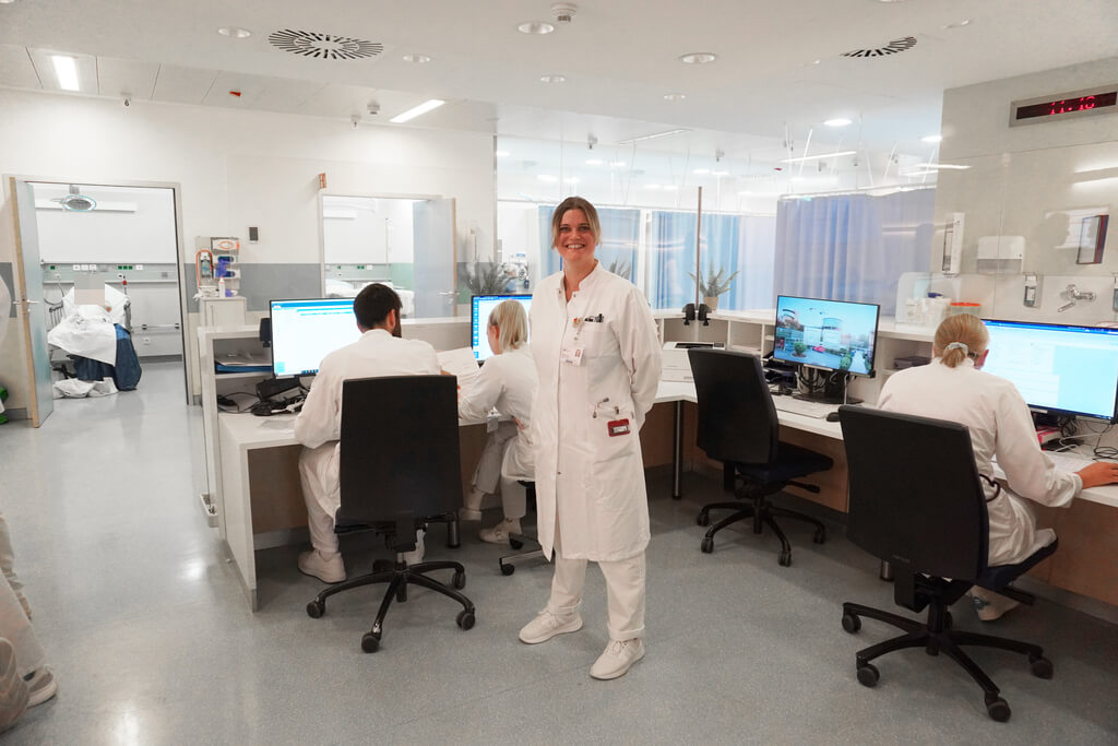 Emily Kaiser PA steht in der Notaufnahme am Unfallkrankenhaus Berlin