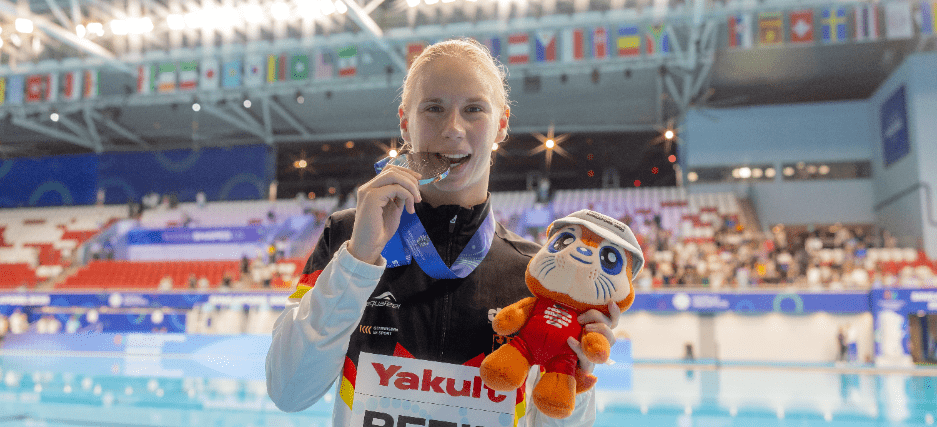Stolz beißt Pauline Pfeif auf ihre WM-Silbermedaille nach der Siegerehrung in Singapur. Stolz beißt Pauline Pfeif auf ihre WM-Silbermedaille nach der Siegerehrung in Singapur.