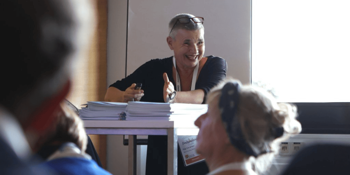 Eva Jambor hält begeistern einen Vortrag zur Positiven Psychologie im Bildungskontext.