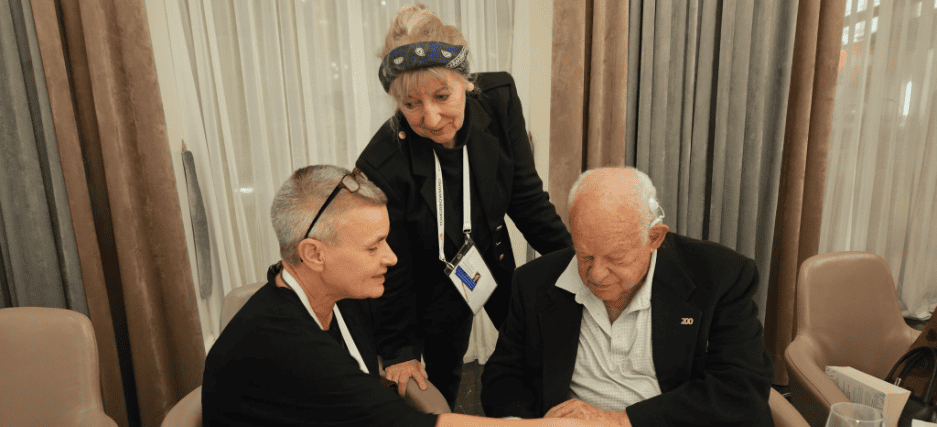 Eva Jambor, Ingrid Teufel und Prof. Dr. Martin Seligman tauschen sich auf dem Tomorrow Mind Kongress in Wien aus. Eva Jambor, Ingrid Teufel und Prof. Dr. Martin Seligman tauschen sich auf dem Tomorrow Mind Kongress in Wien aus.