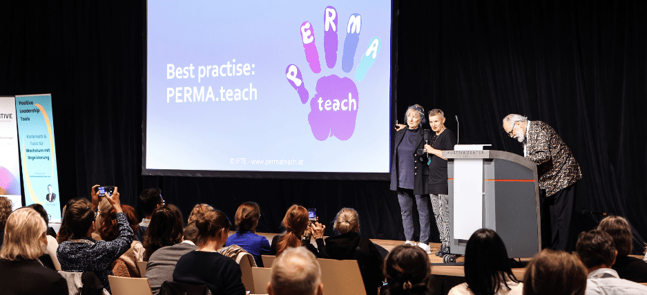 Eva Jambor und Ingrid Teufel bei ihrem Vortrag zum Thema „PERMA.teach“ auf dem Tomorrow Mind Kongress in Wien. Eva Jambor und Ingrid Teufel bei ihrem Vortrag zum Thema "PERMA.teach" auf dem Tomorrow Mind Kongress in Wien.