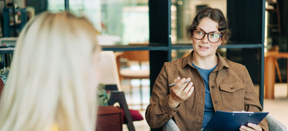 Eine Psychologin berät einen Klienten. Porträt einer professionellen modernen Frau