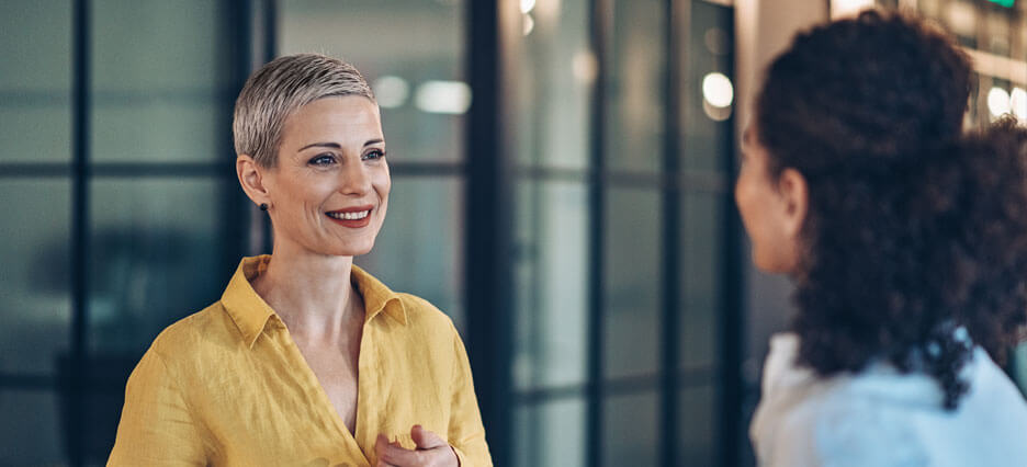 Zwei Geschäftsfrauen im Gespräch